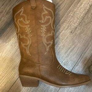 Cowboy western man made materiall womens boots 9.5